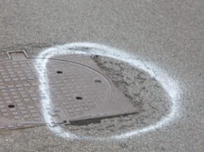 Obstacles are made safe with contrasting coloured road markings