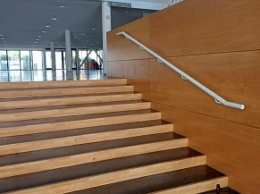 Escalier intermédiaire dans le grand hall entre entrée principale et ascenseurs (escalier compensé par plateforme élévatrice donc)