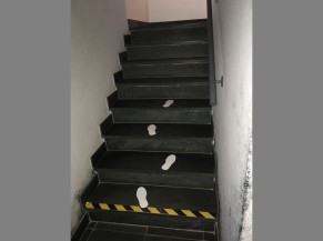 escalier pour revenir au niveau de l'accueil
