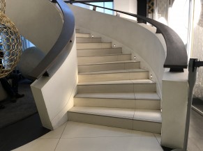 escalier sur deux étages pouvant être contourner grâce aux ascenseurs