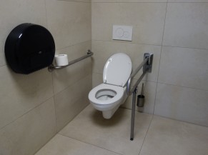 Toilette adaptée à proximité du hall des avions