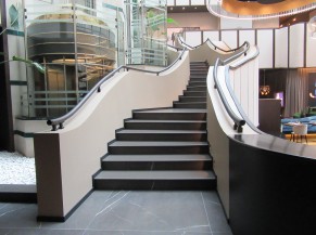 Escalier vers le 1er étage qui dessert la toilette PMR et les salles de réunions