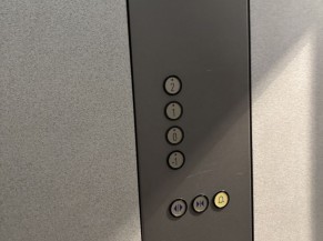 Boutons d'ascenseur classique (sans relief ni braille) et sans synthèse vocale