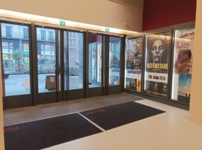 Vue d'intérieur de l'entrée principale par le Boulevard Anspach