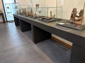 Exposition dans les salles avec possibilité de se rapprocher pour les personnes en chaise roulante