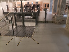 Présence une marche vers le sous-sol non sécurisée