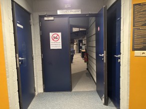 Double porte battante menant à l'auditoire Hémicycle