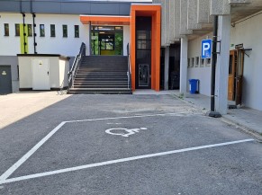 Entrée piscine avec 2 emplacements de stationnement réservés aux personnes handicapées