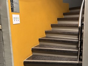 Escalier giratoire avec main-courante côté intérieur uniquement