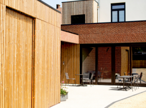 Abri à vélos, terrasse et entrée