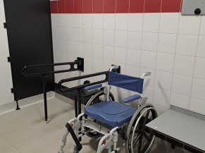 Vestiaire 4 avec banc, siège relevable et barres d'appui et fauteuil roulant de piscine à disposition