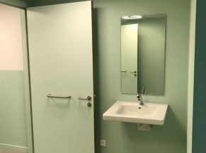 Lavabo PMR disponible dans le hall d'accès aux WC PMR