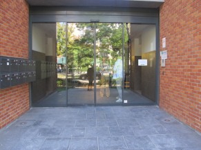 Portes coulissantes de l'entrée principale du bâtiment