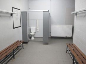 Intérieur du vestiaire adapté et vue sur WC adapté