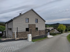 Zone de parking en graviers située en amont de l'entrée du gîte