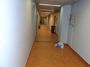 Couloir du rez-de-chaussée desservant les vestiaires et sanitaires