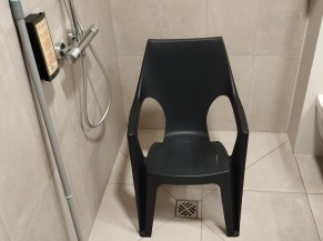 Douche à l'italienne dans la chambre du rez-de-chaussée