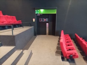 Porte de sortie de secours PMR de la salle de cinéma