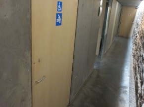 Couloir et porte des WC