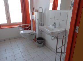 Salle de bains commune  avec WC et lavabo