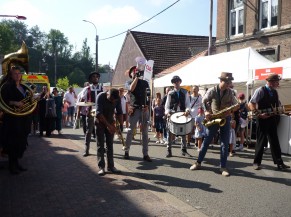 Mobiele fanfare in de straten