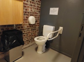 Toilette adaptée du rez-de-chaussée