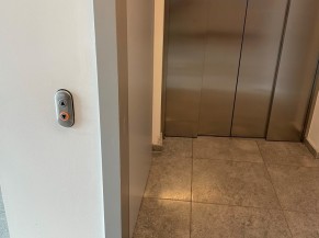 Exemple d'ascenseur avec le bouton d'appel déporté et accessible à tous