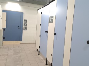 Couloir côté piscine, avec WC adapté