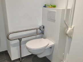WC adapté avec barres d'appui