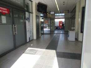 Couloir intérieur de la gare vers l'espace TEC équipée de lignes guides striées