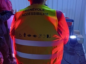 chasuble jaune fluo "bénévoles accessibilité" formés à l'accueil des PMR
