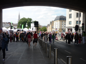 Foule sous l'arche Mont des arts