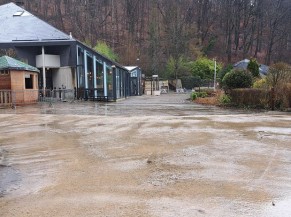 Brasserie, plaine de jeux à gauche, tour du lac à droite