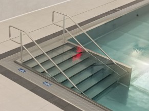 Escalier piscine avec main courante double