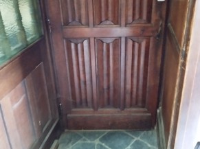 Double doors to enter the collegiate church. They are narrow. You need to contact the sacristan to ask him to open the large door.