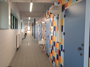 Couloir d'accès aux vestiaires : bon éclairage, contrastes,  signalétique, bancs et sèche-cheveux à différentes hauteurs