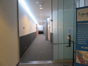 Vue sur couloir, porte vitrée coulissante automatique niveau 0