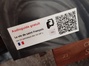 Audiogids met schriftelijke informatie, beschikbaar via QR-codes.