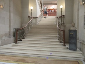 Escalier d'accès à l'accueil