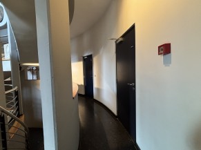 Couloir menant à la toilette PMR