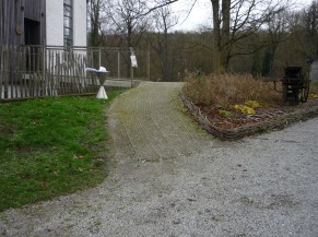 Entrée alternative avec pente, passerelle donnant vers le niveau 2 des chambres