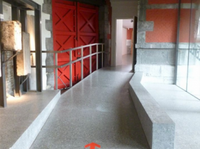 Circulations: rampe d'accès au Palais Curtius
