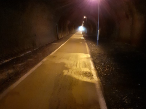 Passage dans le tunnel (éclairé, bon revêtement de sol et lignes blanches)
