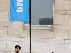 Bénévoles PMR avec vareuse jaune