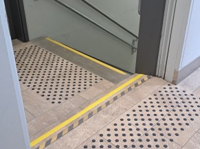 Sécurisation plots podotactiles escalier