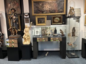 Exposition dans les salles avec possibilité de se rapprocher au plus près