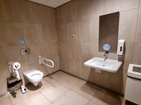 Toilette adaptée avec une porte offrant un passage libre de 78 cm