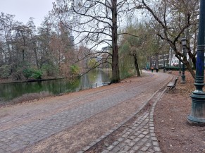 Cheminement dans le parc Léopold