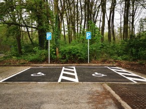 2 places parking PMR réservées sur un site propre