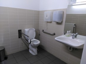 Toilette adaptée (pas aux normes)